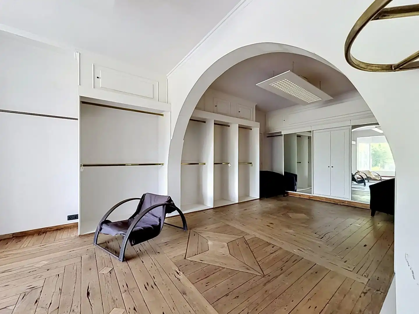 Exclusieve eigendom met handelsruimte, opbrengstappartementen en bouwgrond op toplocatie in Landen foto 7