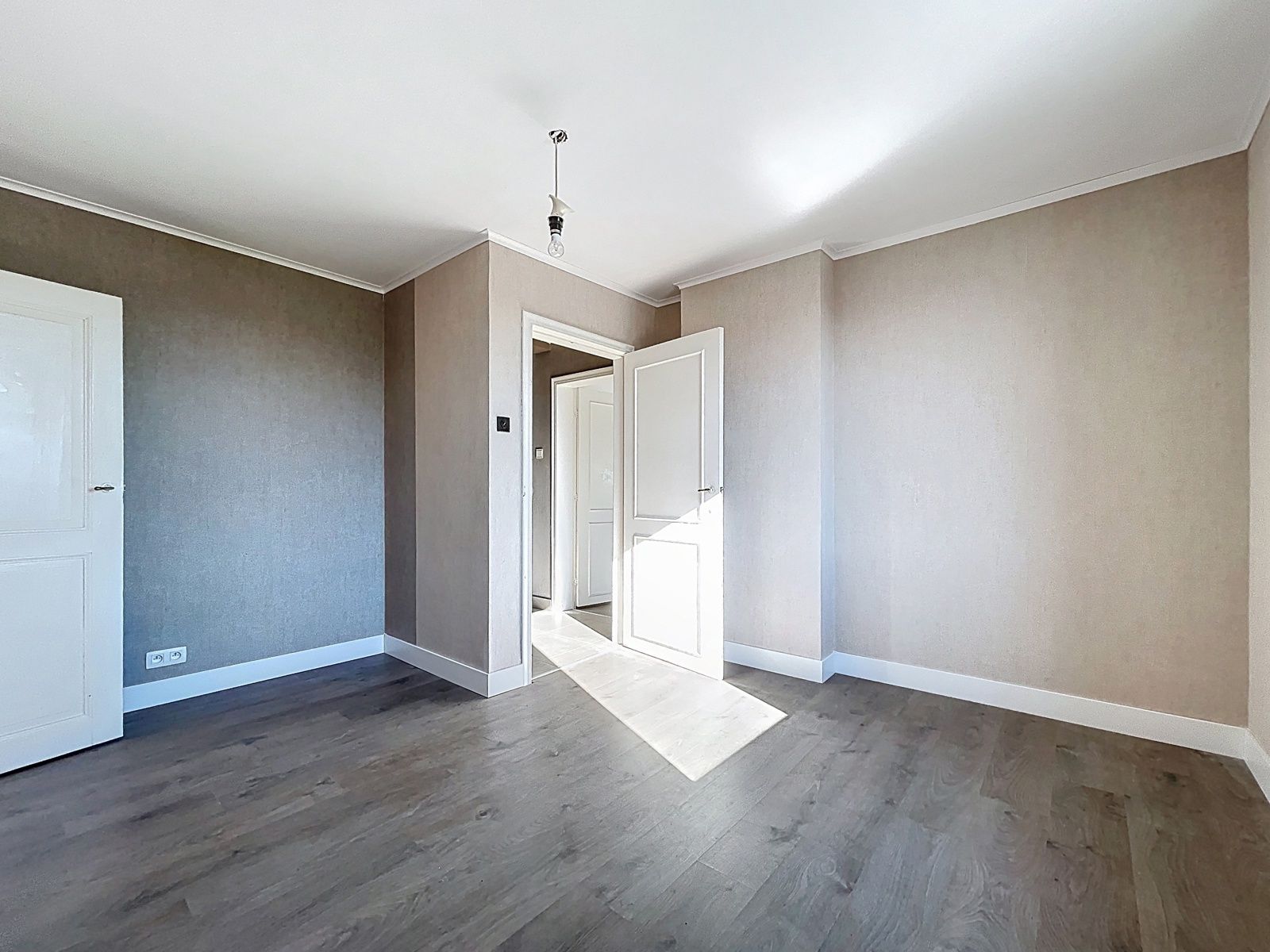 Ruim, gerenoveerd en zuinig huis met praktijk/handelsruimte foto 18