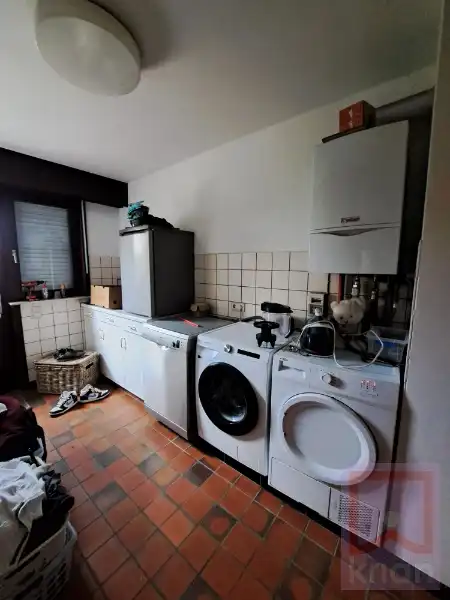 Grote ruime woning met 4 slaapkamers, tuin, garage en carport foto 6