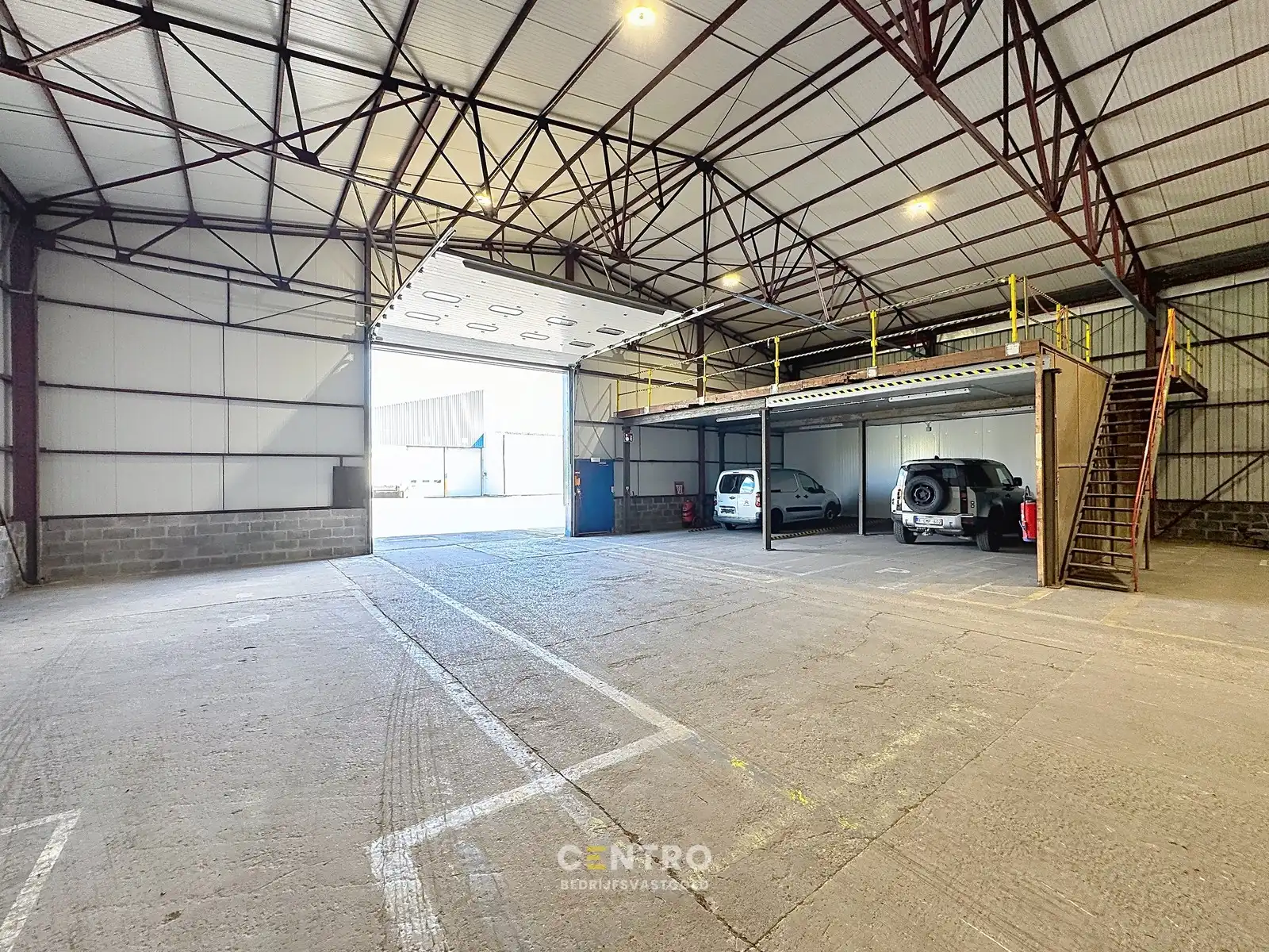 Geïsoleerd MAGAZIJN (1.000m²) te huur met mezzanine (85m² op industriezone te Zedelgem foto 6