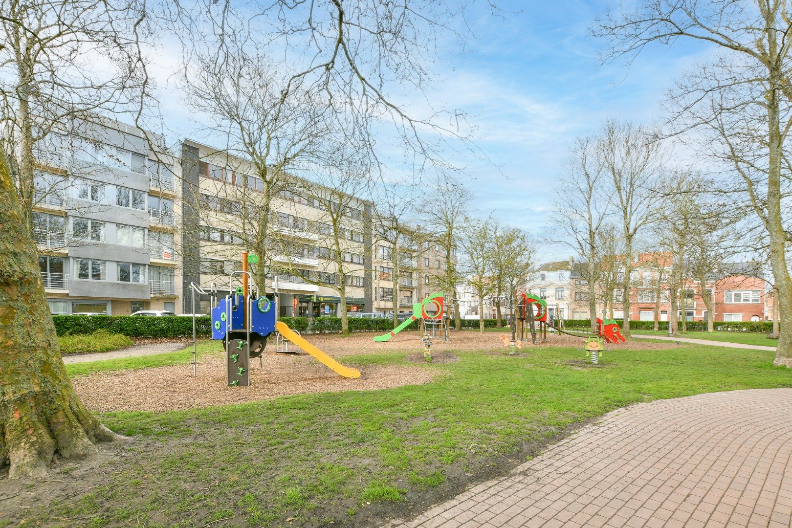 Centraal gelegen rijwoning met 4 slaapkamers en koer  foto 3