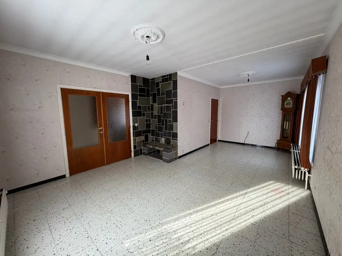 Genk – Hasseltweg 116: Op te frissen woning met 3 slaapkamers, inpandige garage, kelder, tuin en ruime parking aan de voorzijde foto 9