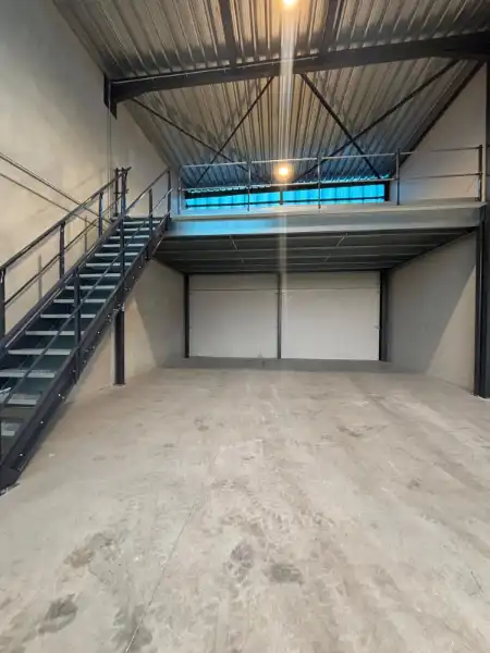 Magazijnruimte van 88 m² met mezzanine (±35 m²) en parking in Evergem foto 3