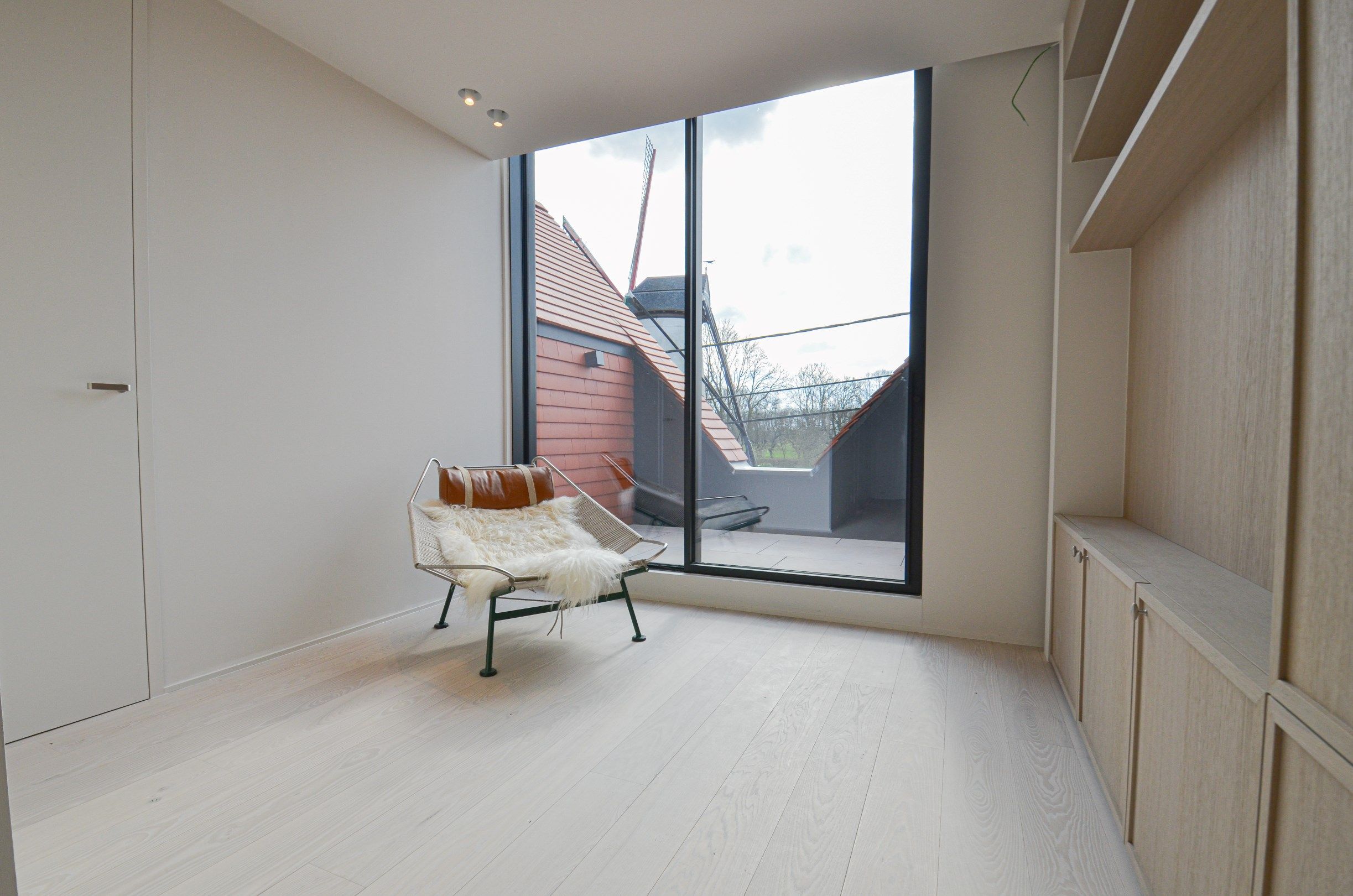 Exclusieve  nieuwbouwwoning afgewerkt met buitengewone materialen en design. foto 26