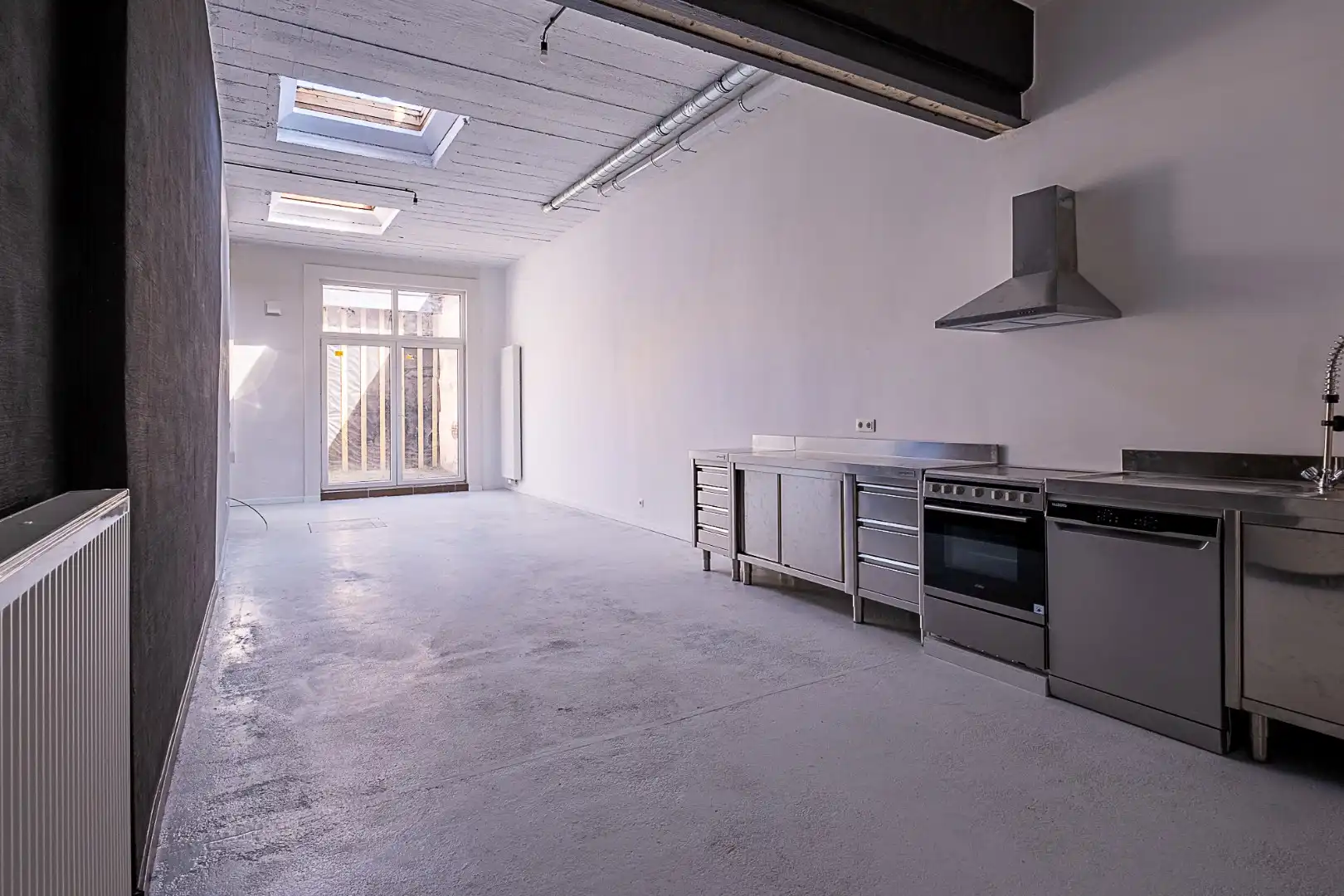 Lichtrijk wonen in industriële stijl foto {{pictureIndex}}