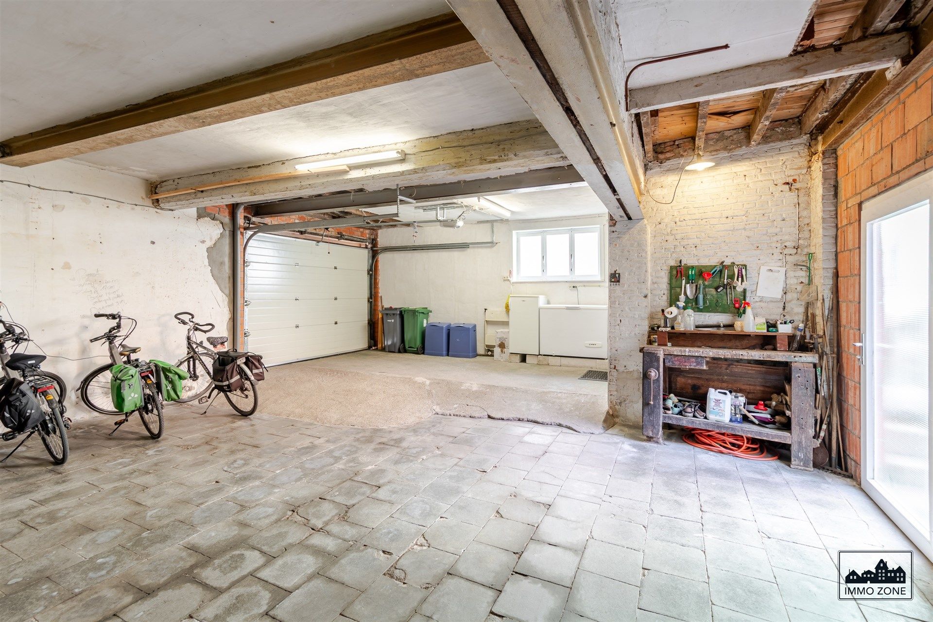 Herenhuis met dubbele garage op steenworp van Grote Markt foto 14