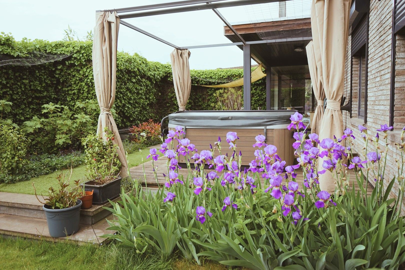 Instapklare bungalowvilla met zwembad en tijdloze architectuur. foto 4