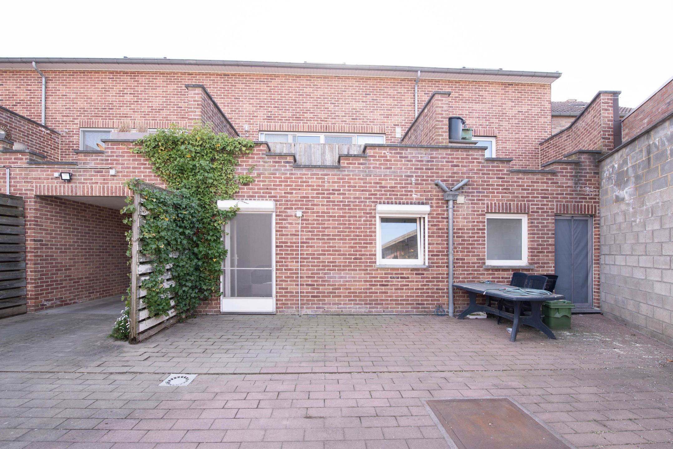 Gelijkvloers appartement met terras & autostandplaats foto 12