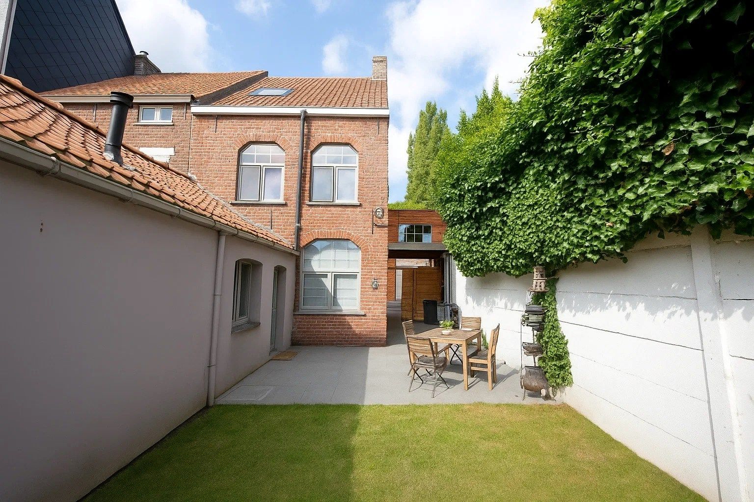 HALF OPEN STADSWONING MET TUIN | 3 SLPKS IN HARTJE TIELT foto {{pictureIndex}}