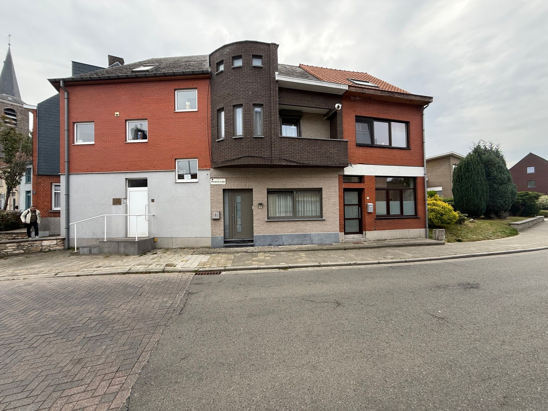 ERPE - Ruime, gerenoveerde woning met apart bureau/studio. foto {{pictureIndex}}