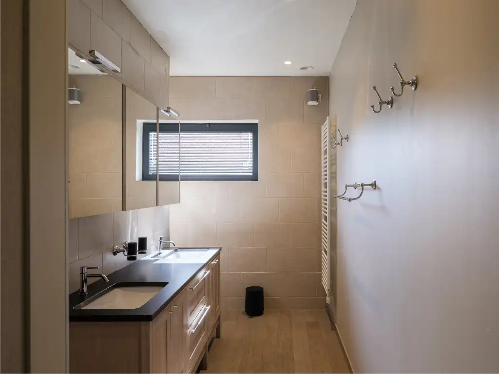 Imposante villa (BJ 2015) met onder meer een buitenzwembad en een sfeervol ingericht bijgebouw met sauna foto 17