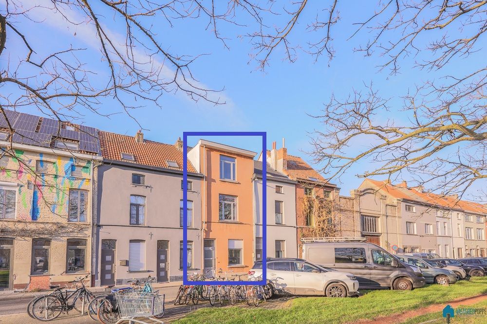 Ruime ééngezinswoning met tuin en terras foto {{pictureIndex}}