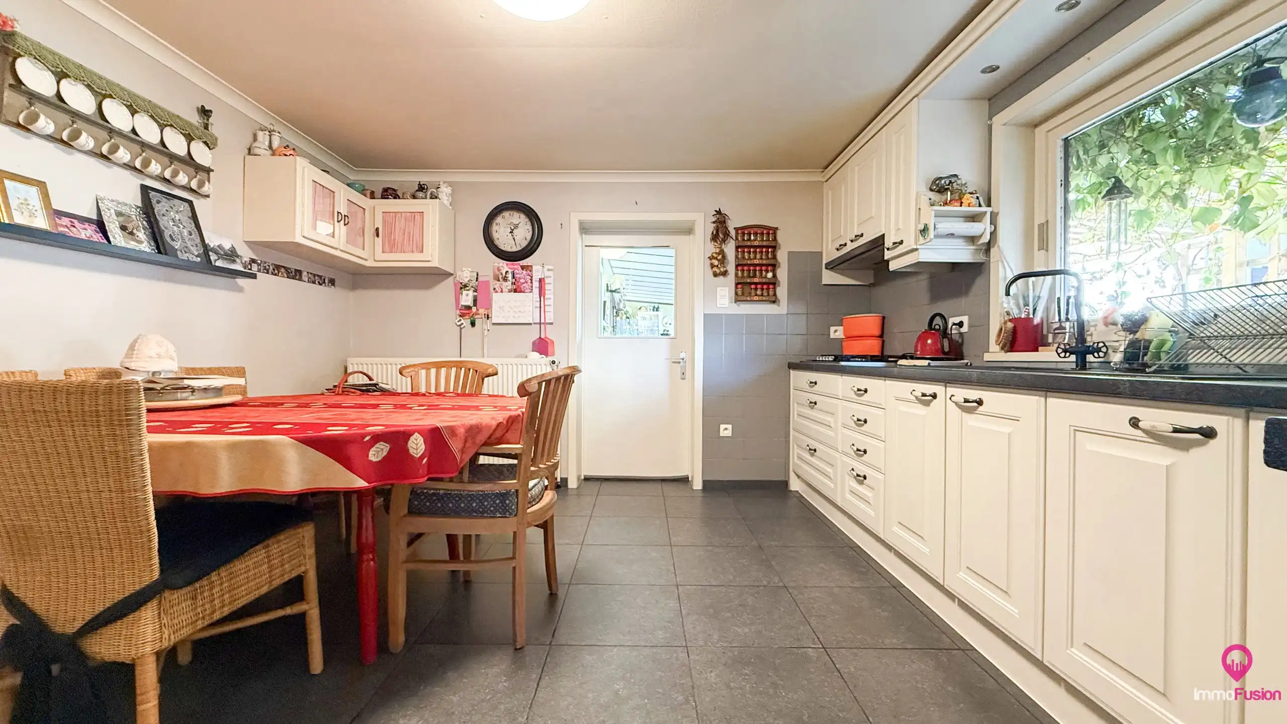 Ruime gezinswoning met zeer grote garage of opslagruimte! foto 7