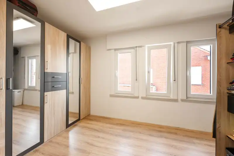 Instapklare gezinswoning, halfopen bebouwing, met 4 slaapkamers én garage TE KOOP in Desselgem! 🏡 foto 14