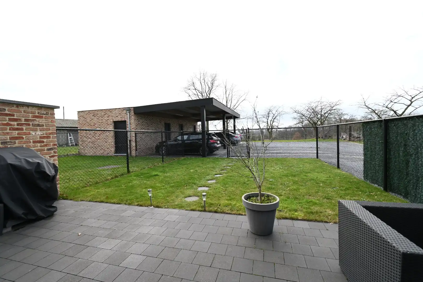 Knap afgewerkt gelijkvloers appartement met 2 slaapkamers, ruim terras, tuintje, carport en berging - GEEN GEMEENSCHAPPELIJKE ONKOSTEN  foto 3