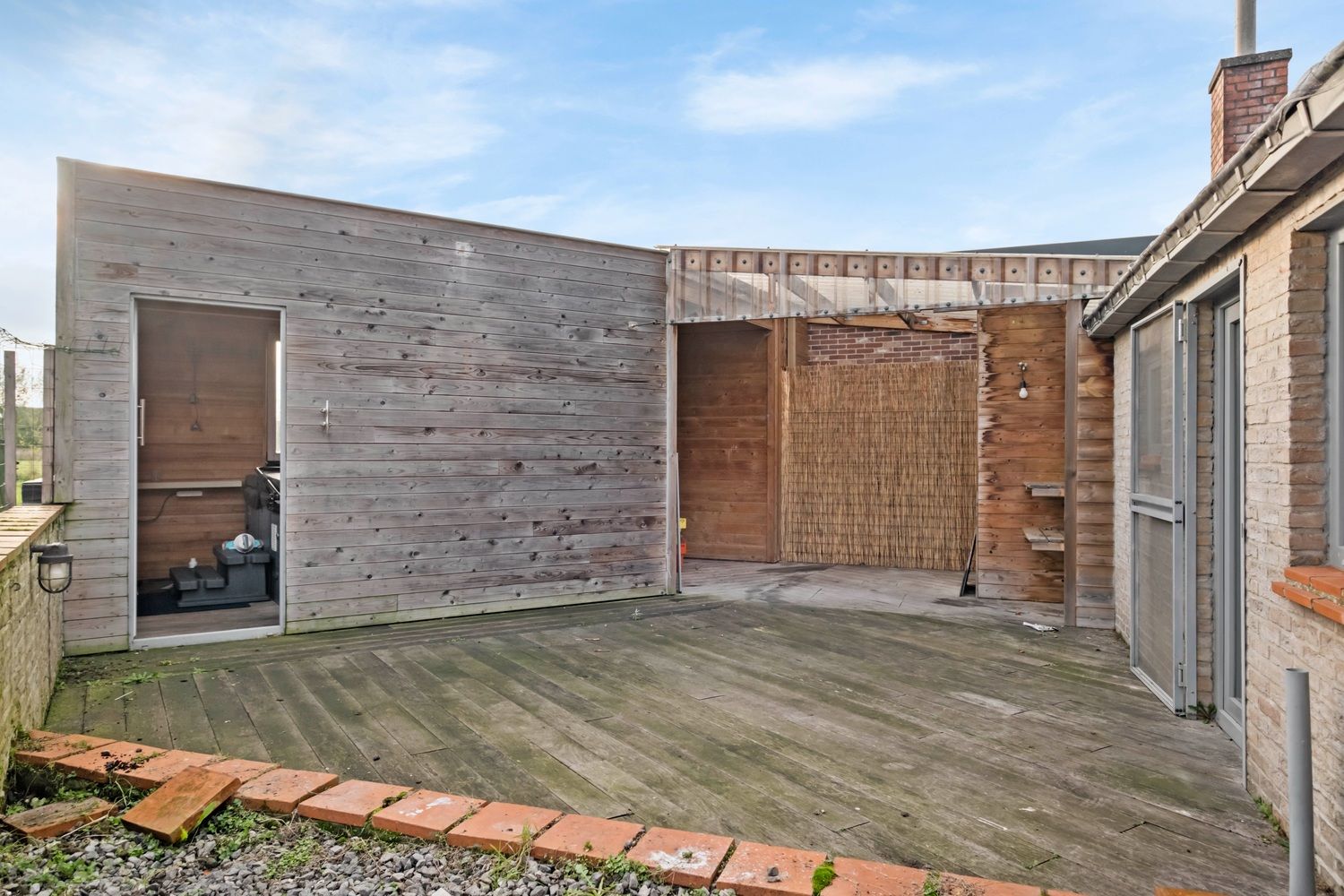 Totaal gerenoveerde woning gelegen in polder- en krekengebied! foto 16