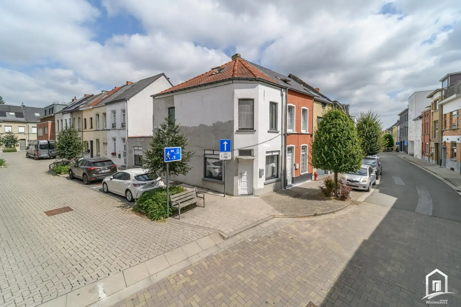 Hoofdfoto van de publicatie: Centraal gelegen, licht op te frissen hoekwoning