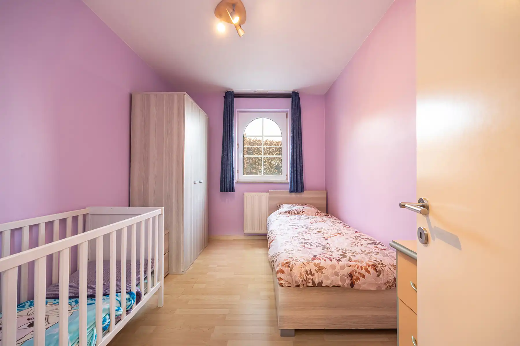 INSTAPKLARE, RIANTE GEZINSWONING MET 5 SLAAPKAMERS,  RUIMTE VOOR VRIJ BEROEP, INPANDIGE GARAGE IN KELDER EN GUNSTIG EPC OP PERCEEL VAN 11A30CA TE OUDSBERGEN foto 13