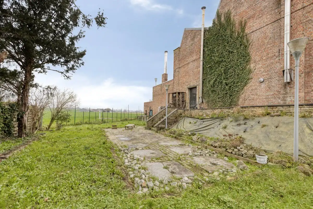 Polyvalente woning te Oudenburg met grote parking foto 2