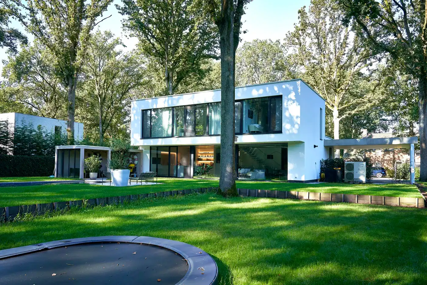 Moderne gezinswoning met ruime tuin, carport en drie slaapkamers en 2 badkamers in het hart van ’s Gravenwezel foto 5