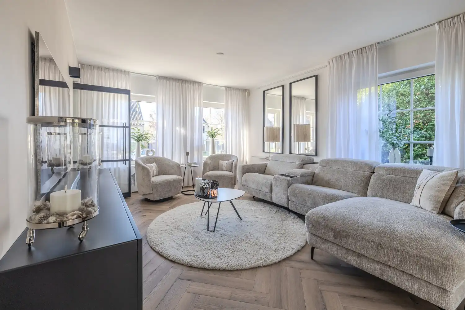 Stijlvolle, instapklare woning met vier slaapkamers, twee badkamers en verwarmd zwembad te koop in Lanaken foto {{pictureIndex}}