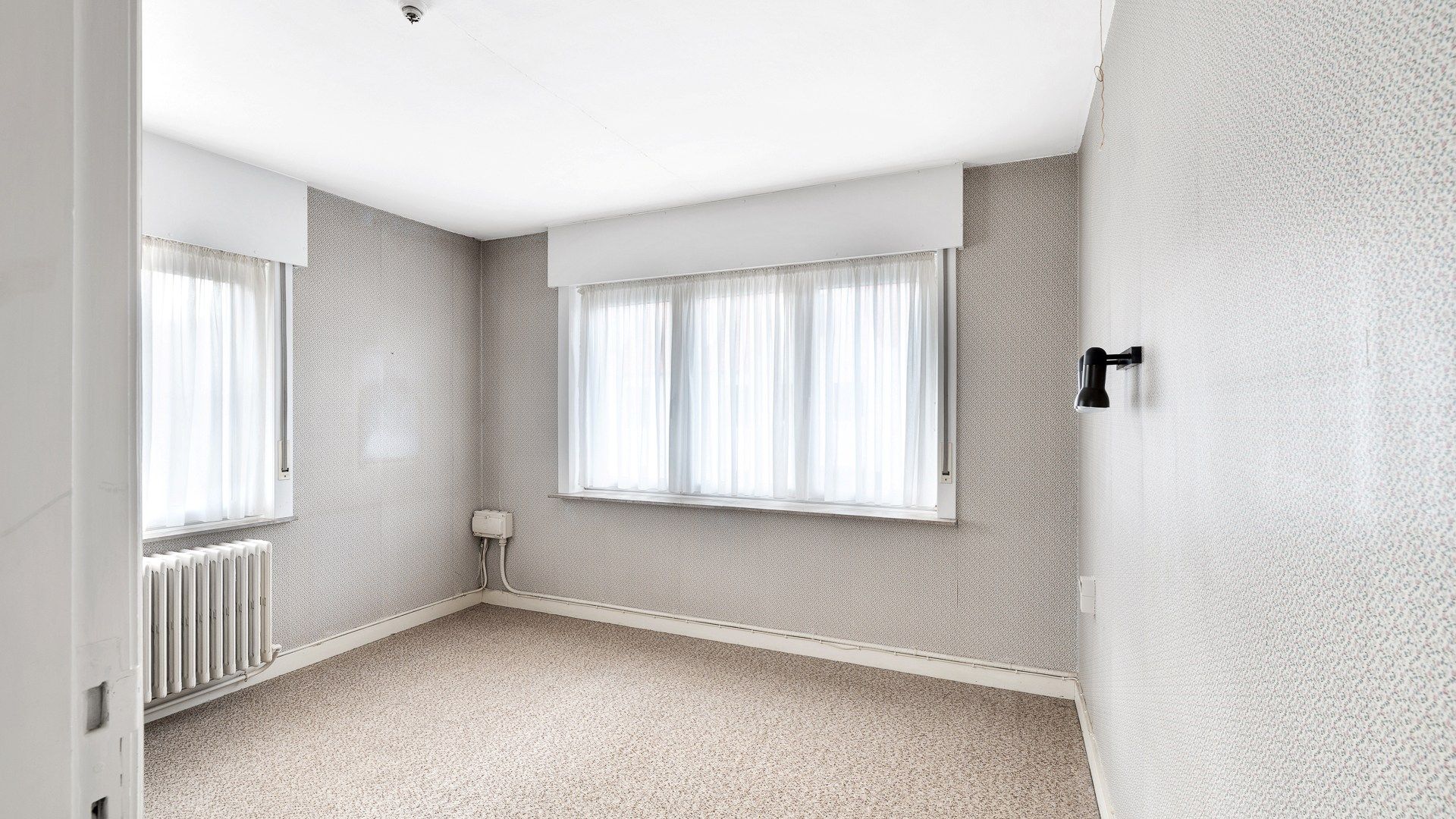 Klassieke villa met bijgebouwen, garage en prachtige tuin foto 15