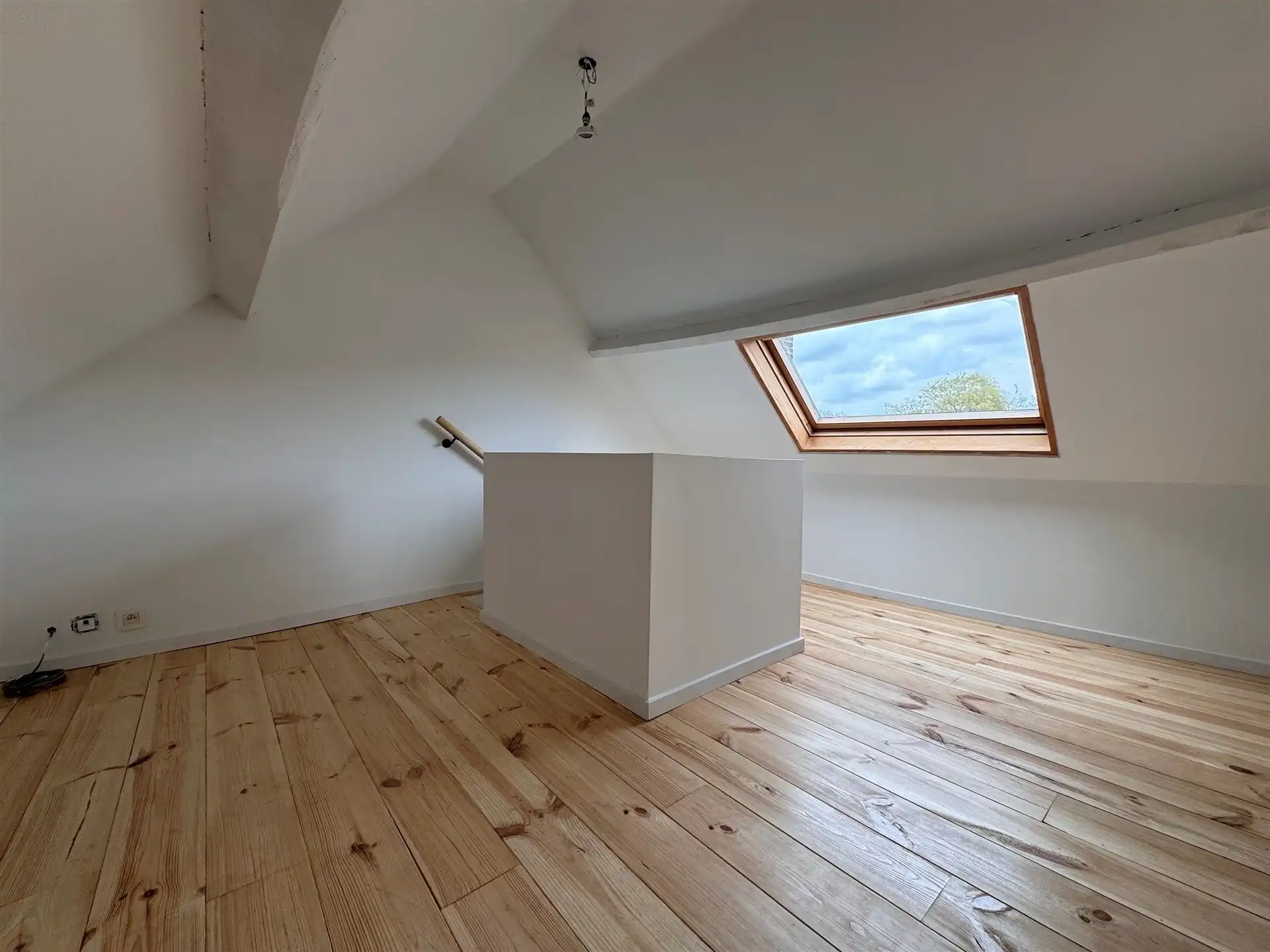 Vernieuwde woning met privé parking voor de wagen achteraan.  foto 28