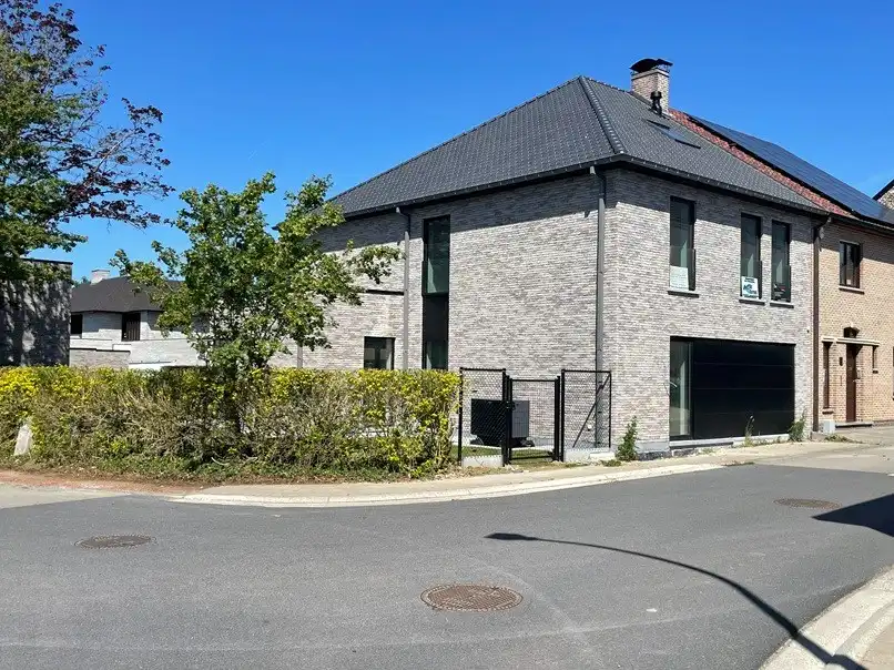 Zeer ruime moderne halfopen nieuwbouwwoning met tuin/terras en garage foto {{pictureIndex}}