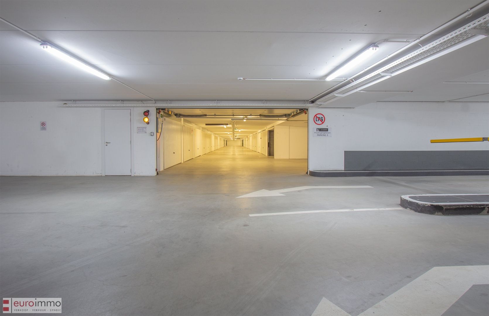 Zeer brede garagebox te koop in het nieuwe complex Parking 3! foto 4