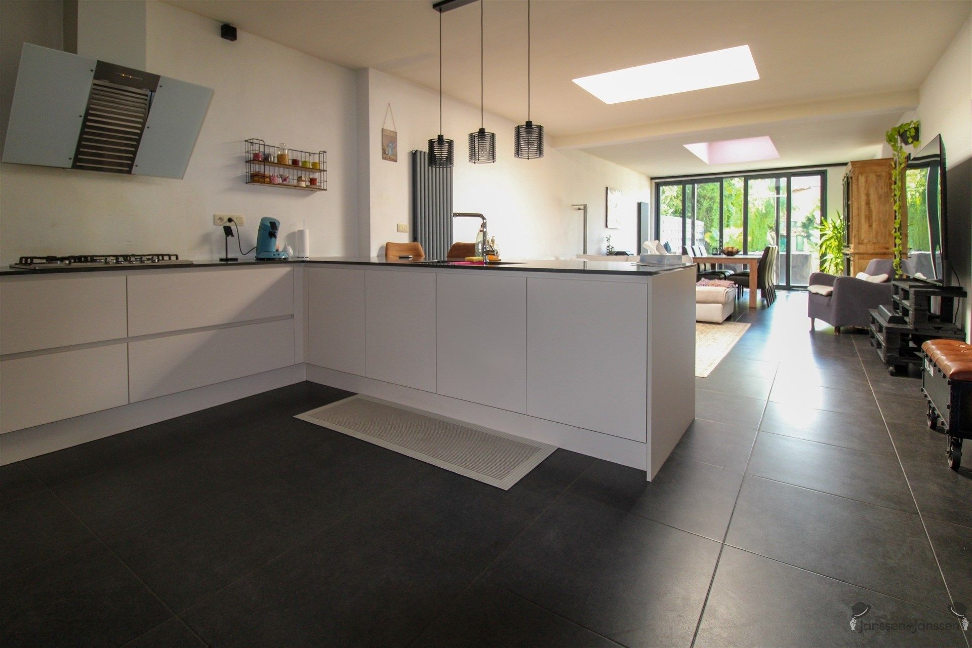 Instapklare woning met 3 slpks, garage en tuin foto 2