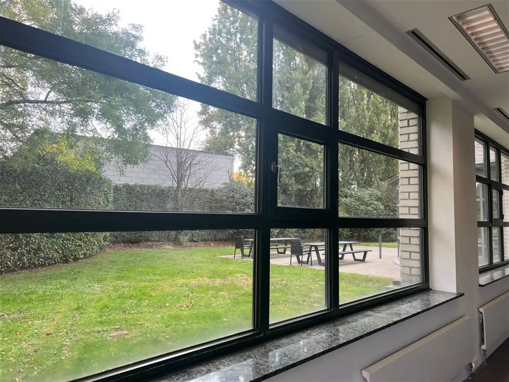 Instapklaar kantoor met gemeenschappelijke keuken en zicht op groen foto 12