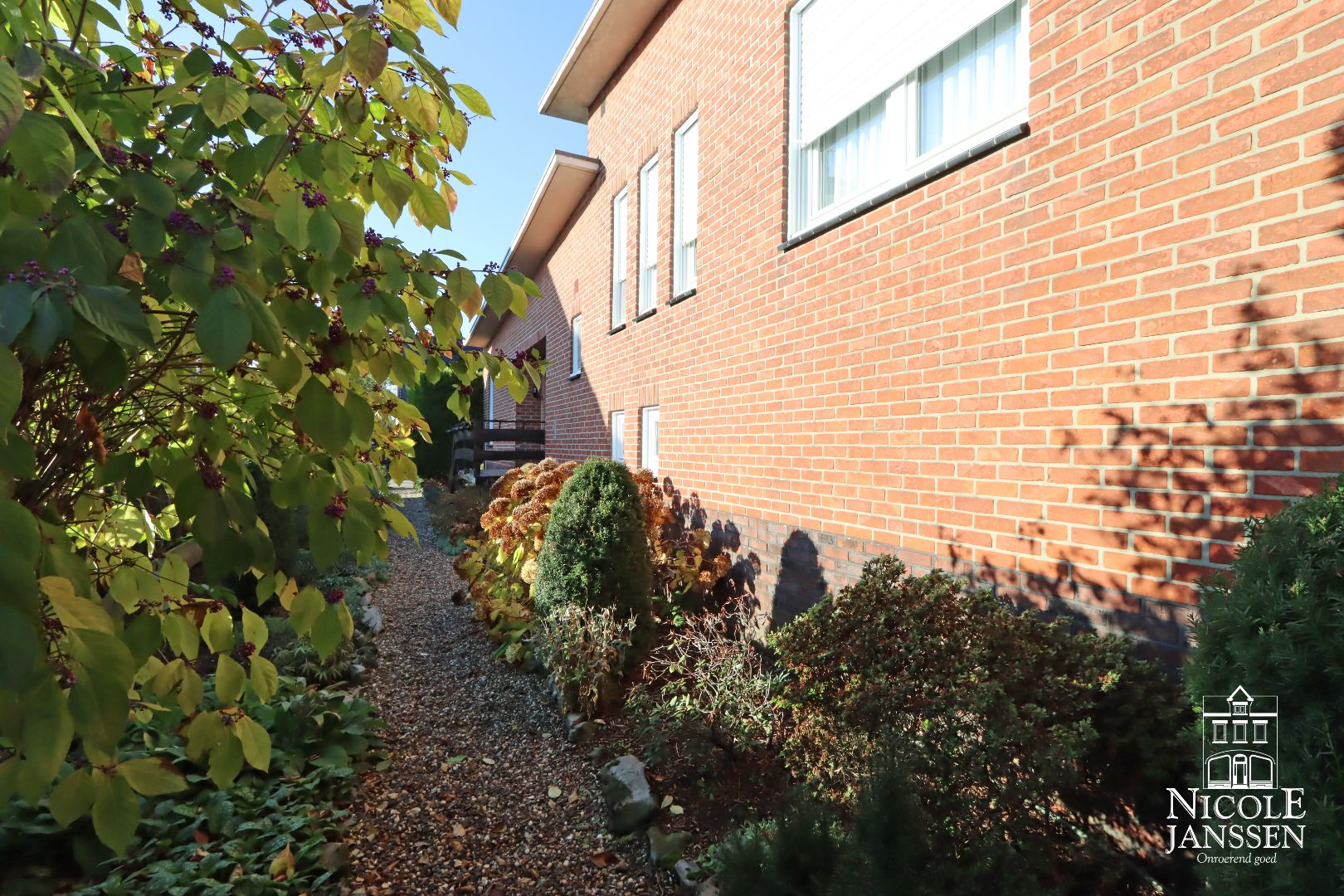 Mooi verzorgde split-level woning op unieke locatie in het mooie Aldeneik foto 39