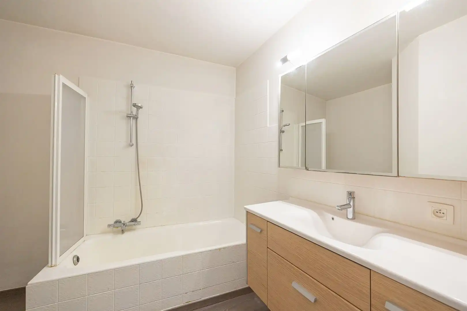 Glkvl. appartement met 2 ruime slaapkamers en garage! foto 11