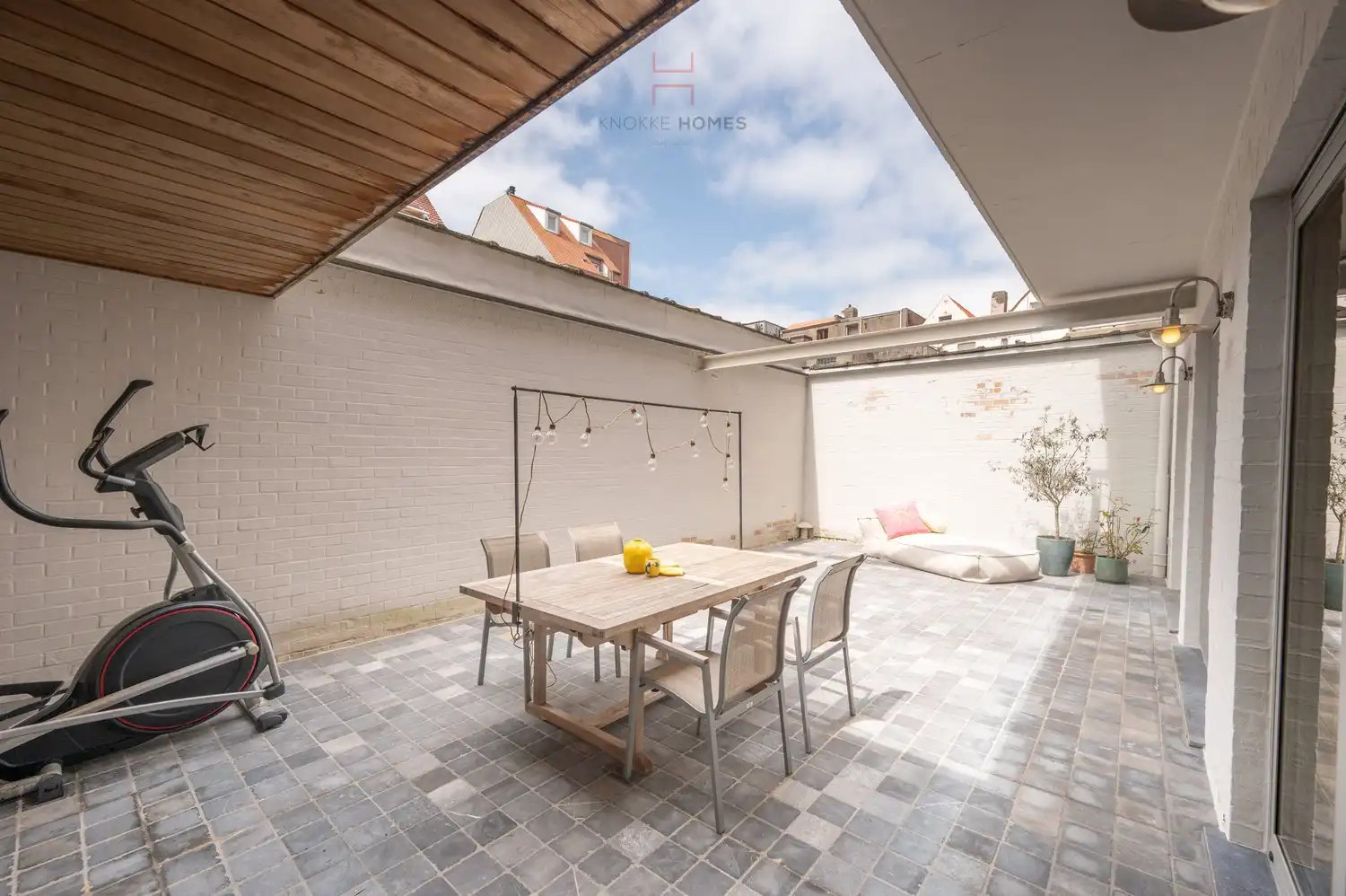 Zeer ruim en verzorgd appartement met vier slaapkamers en een praktische inpandige garage. foto 10