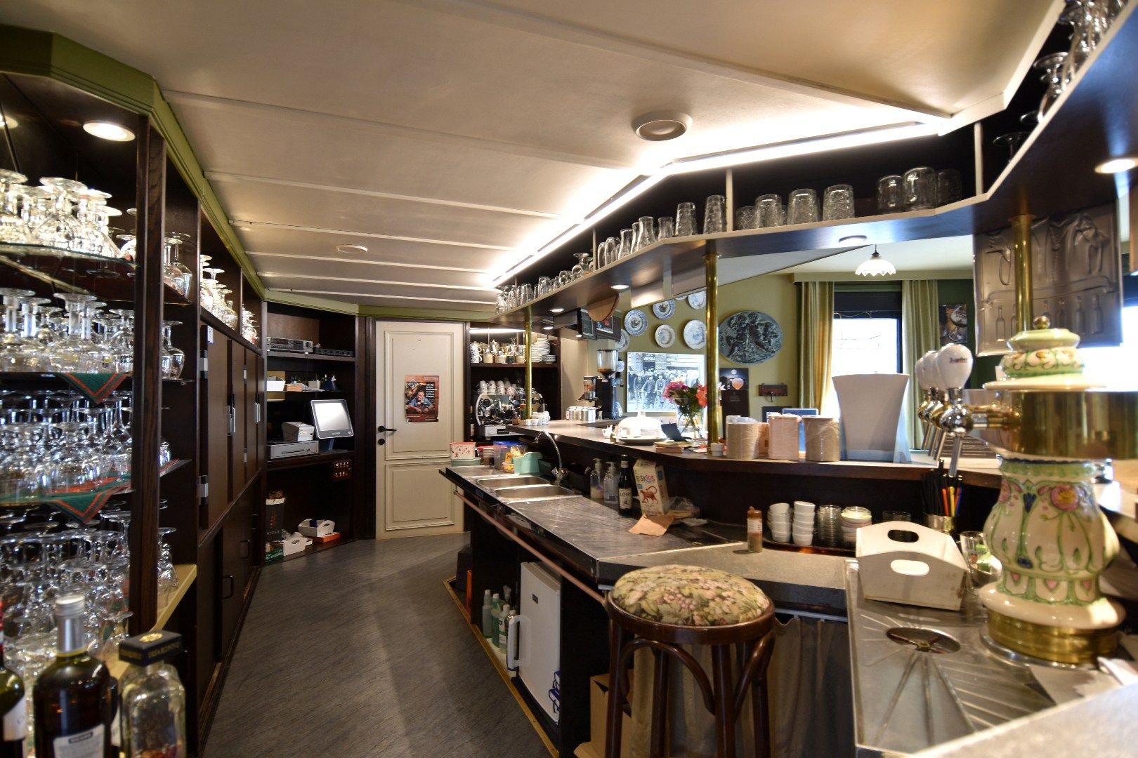 Horecazaak met apart woongedeelte, tuin/terras en garage te koop in Gullegem foto 2