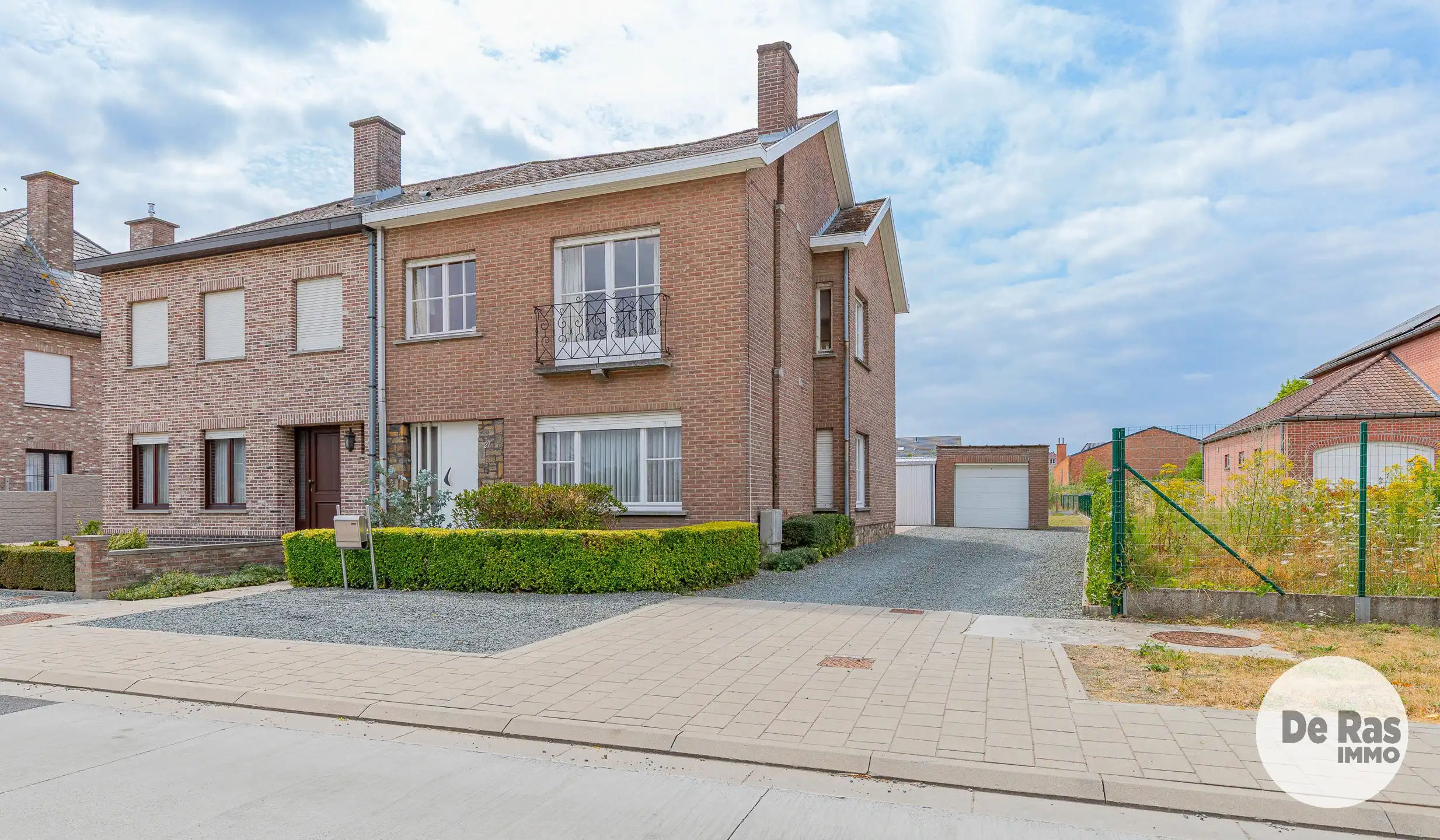 Hoofdfoto van de publicatie: LEDE-Goed gelegen half open bebouwing in groene omgeving