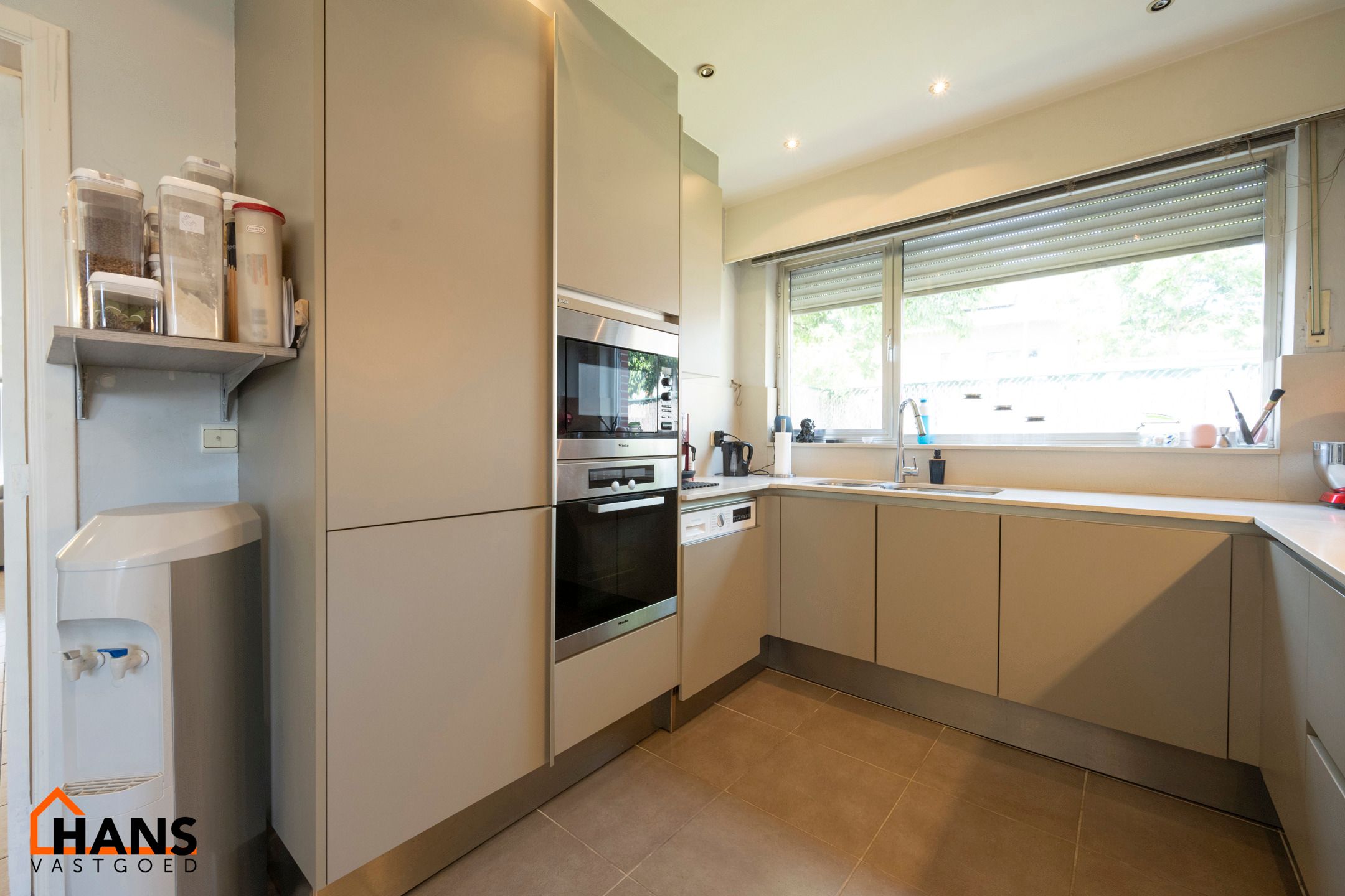 Instapklare halfopen hoekwoning met garage, oprit en tuin. foto 6