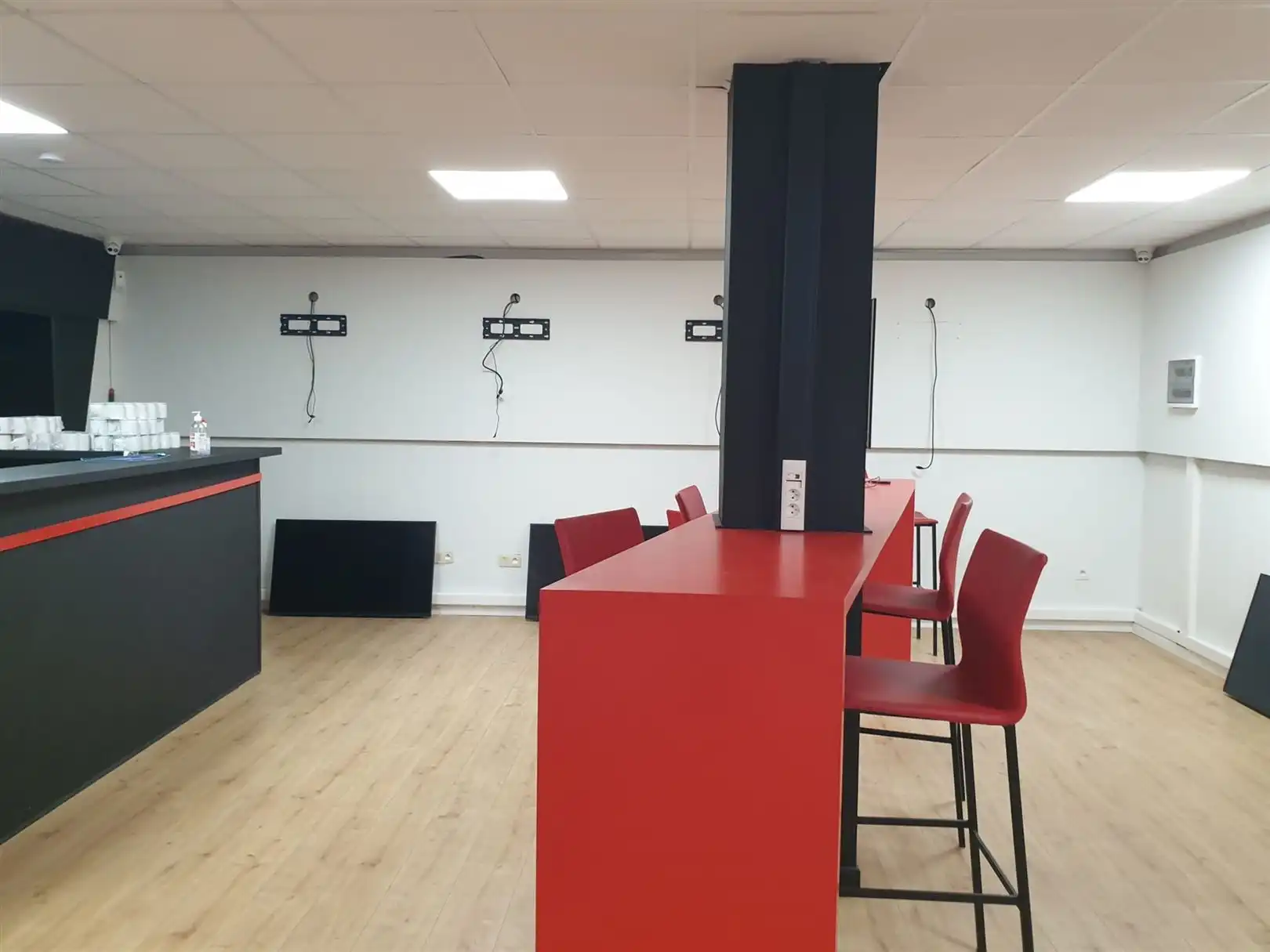 TE HUUR: handelspand van 114m² te Zolder! foto 4