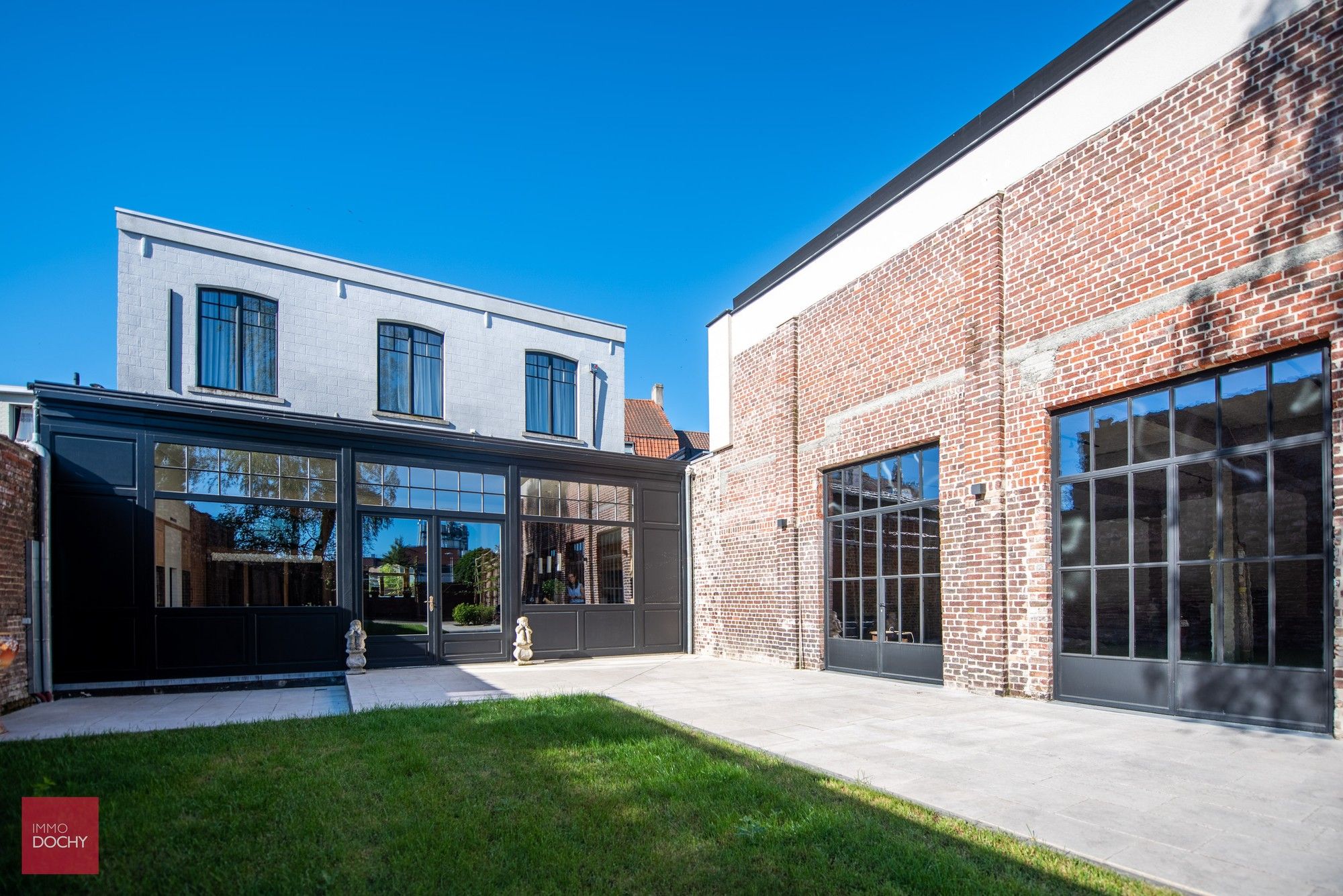 Volledige gerestaureerd  herenhuis met kantoor/magazijn/praktijk/bar centrum Izegem foto 2