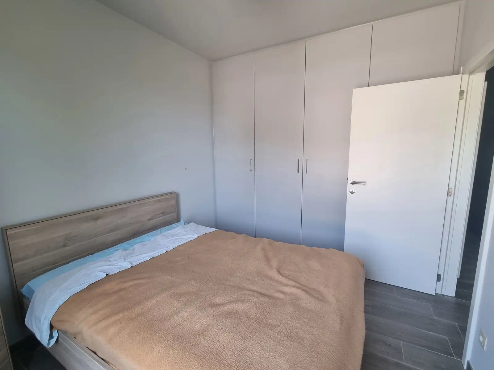 Ruim app met 2 slaapkamers, terras en 2 autostaanplaatsen foto 10