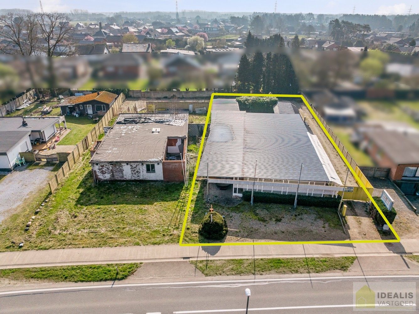 IDEALIS VASTGOED - TE RENOVEREN/AF TE BREKEN HANDELSPAND GELEGEN OP EEN RUIM PERCEEL VAN 12A 23CA! Dit te renoveren/af te breken handelspand omvat maar liefst +-350m² netto oppervlakte op een perceel van 12a23ca. Een unieke kans voor kandidaten op zoek naar een renovatieproject/grond op een hele fijne locatie dicht bij de centra van Oudsbergen, Bree en Peer! foto {{pictureIndex}}