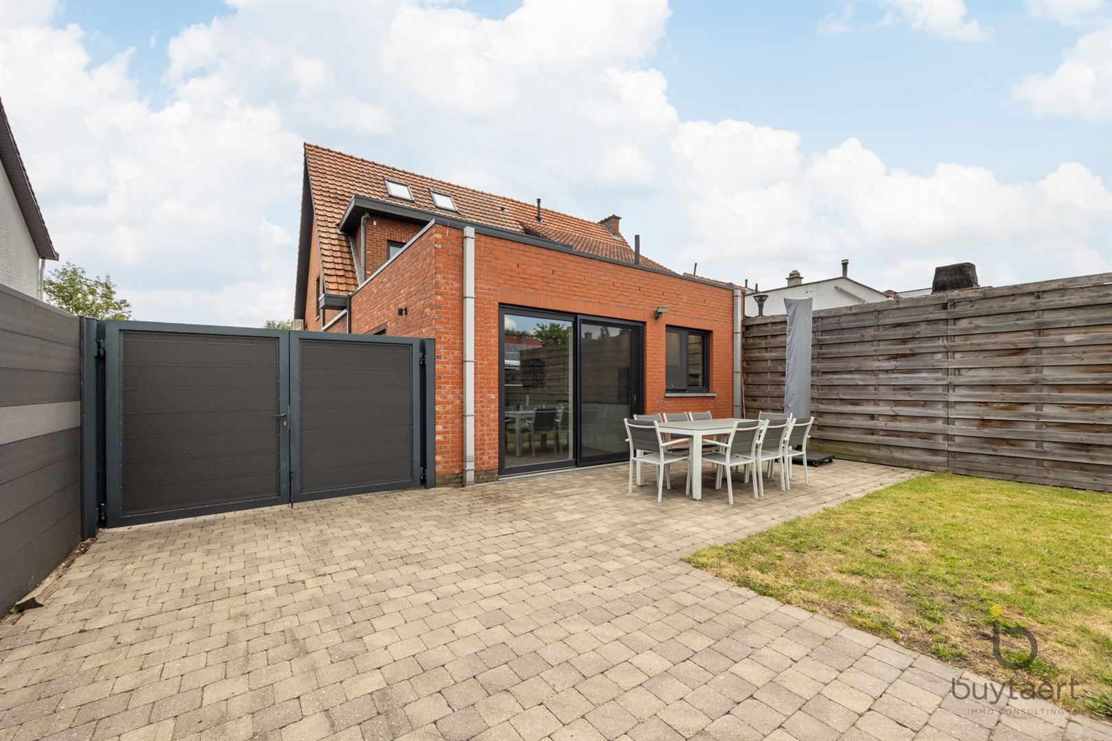 ZEER RUSTIG GELEGEN INSTAPKLARE GEZINSWONING MET MOOIE GROENE TUIN! foto 14