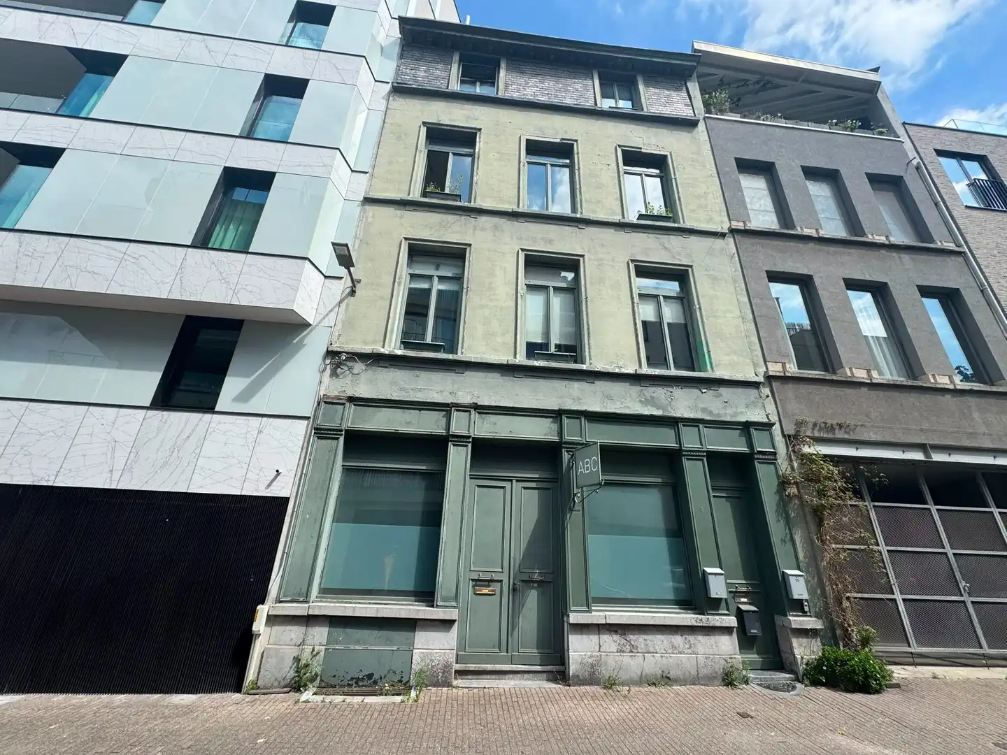 Karaktervol kantoor-/commercieel gelijkvloers op een unieke toplocatie in hartje Antwerpen foto {{pictureIndex}}