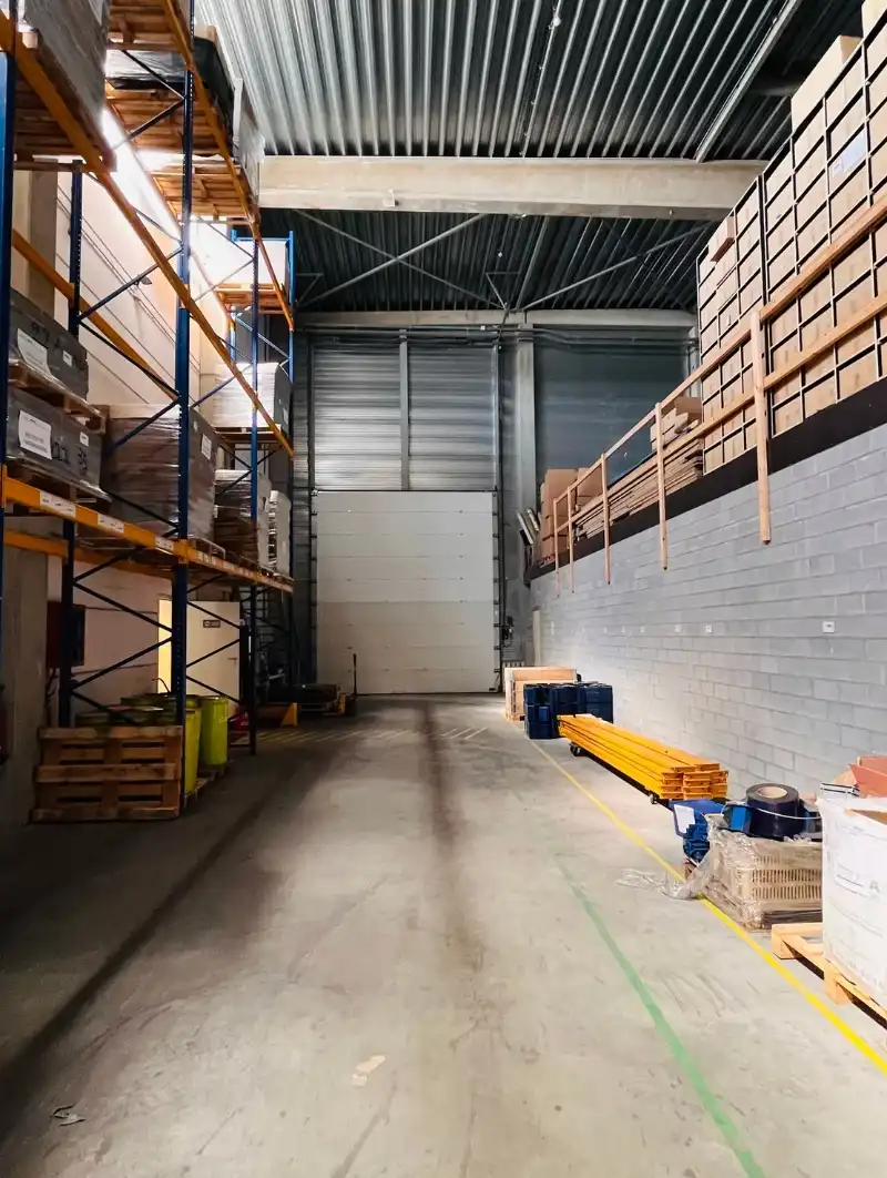 Magazijn met kantoor te huur foto 7
