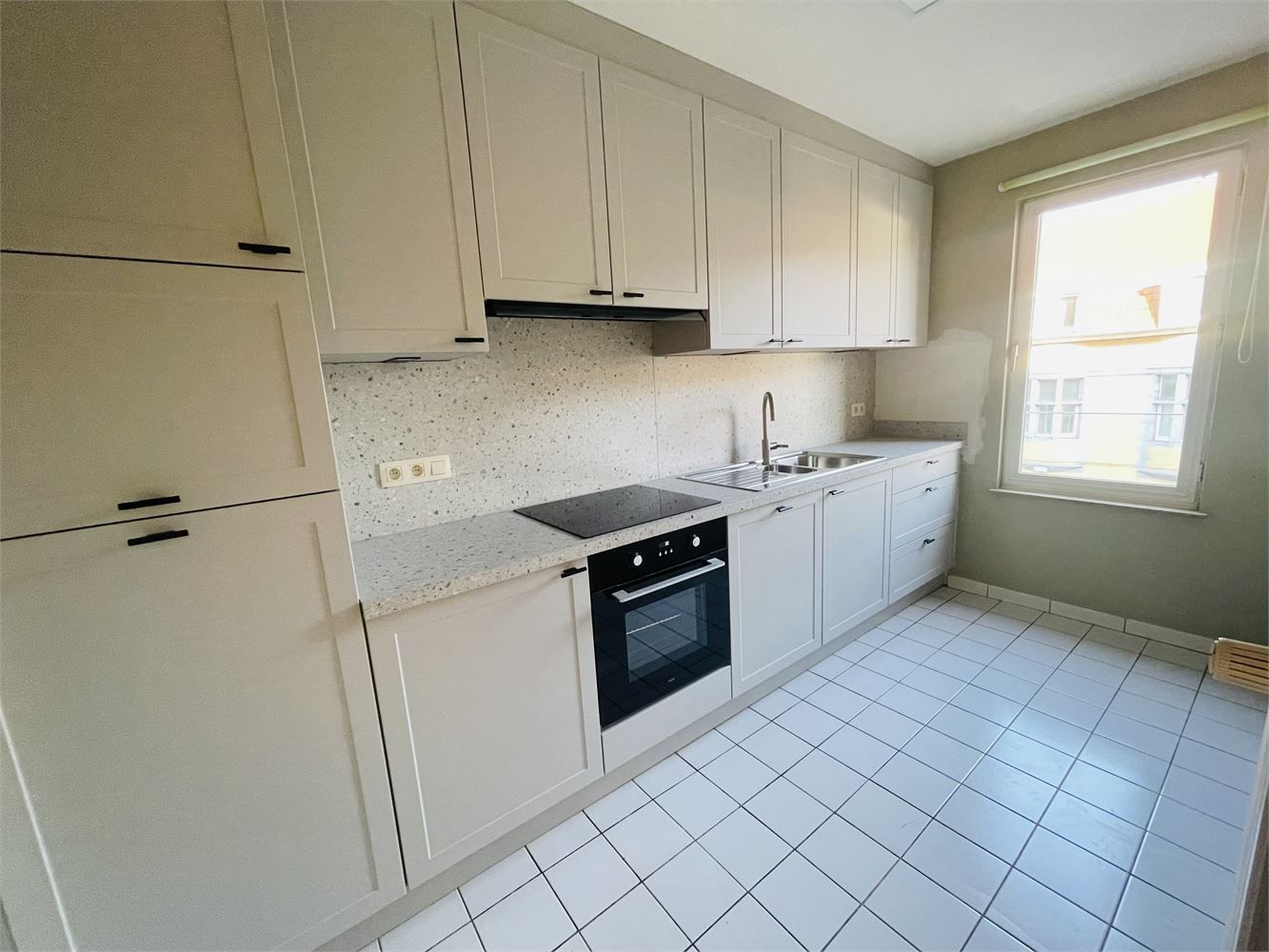 Sint-Andries,ruim zonnig vernieuwd energiezuinig appartement van 128 m2 , living van 47m2, 2 slaapkamers en open bureau foto 3