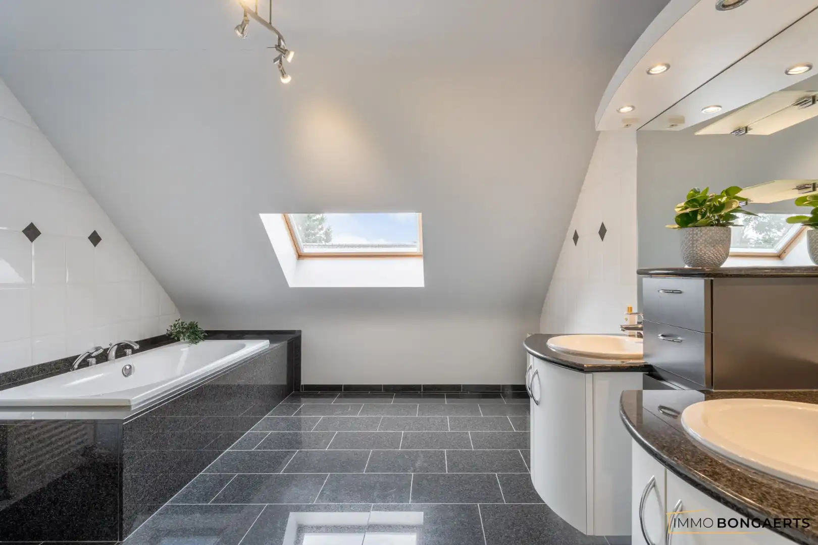 Ruime woning met 3 slaapkamers foto 25