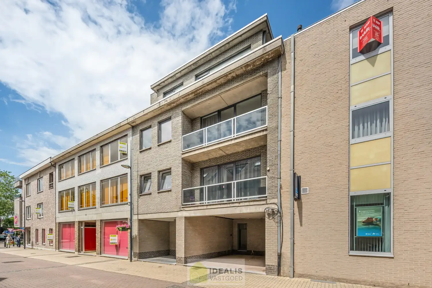 PRACHTIG GERENOVEERD GELIJKVLOERSAPPARTEMENT MET STADSTUIN IN HARTJE HAMONT! foto 3