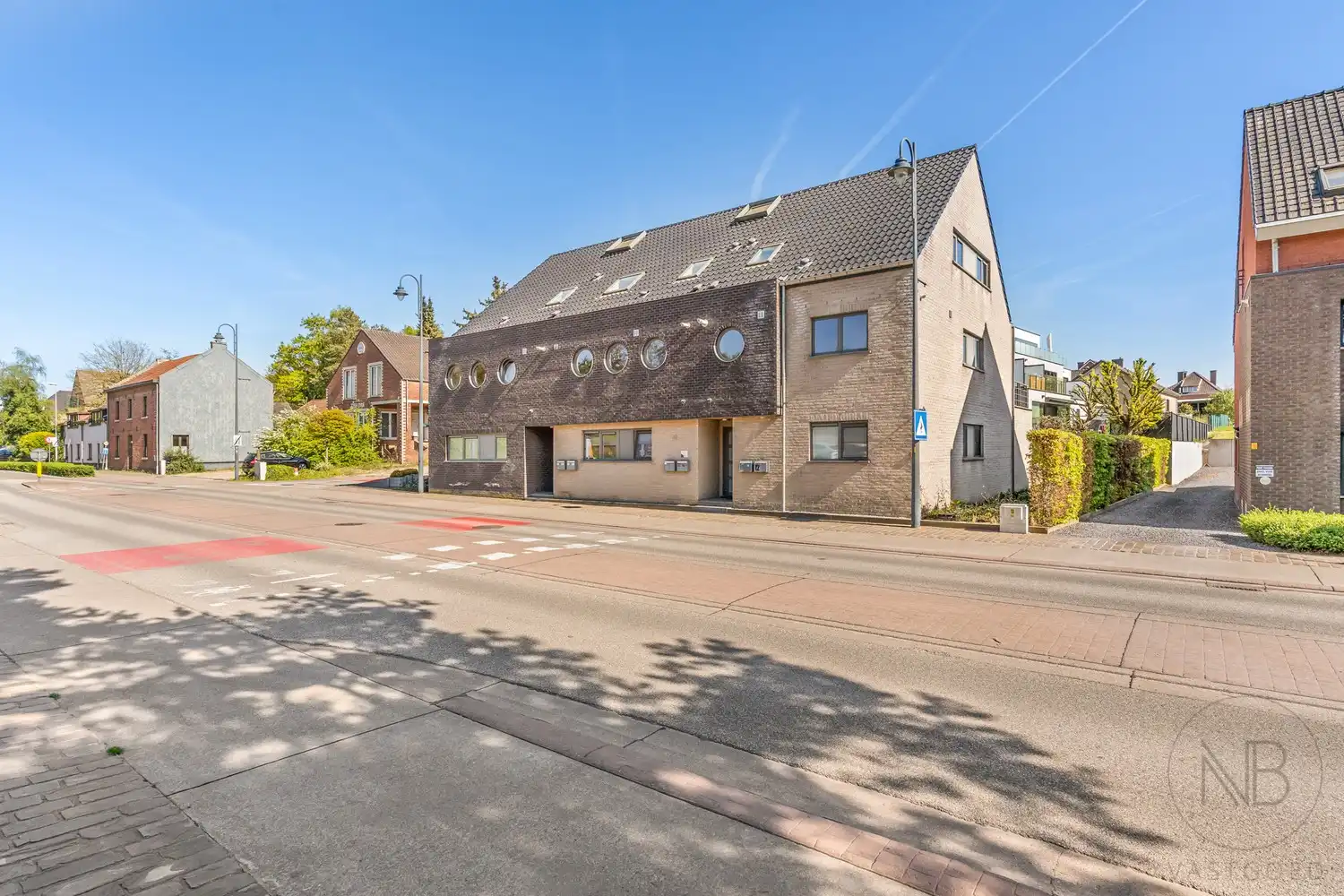 Ruim duplex appartement met 3 slaapkamers en groot terras in hartje Zutendaal foto {{pictureIndex}}