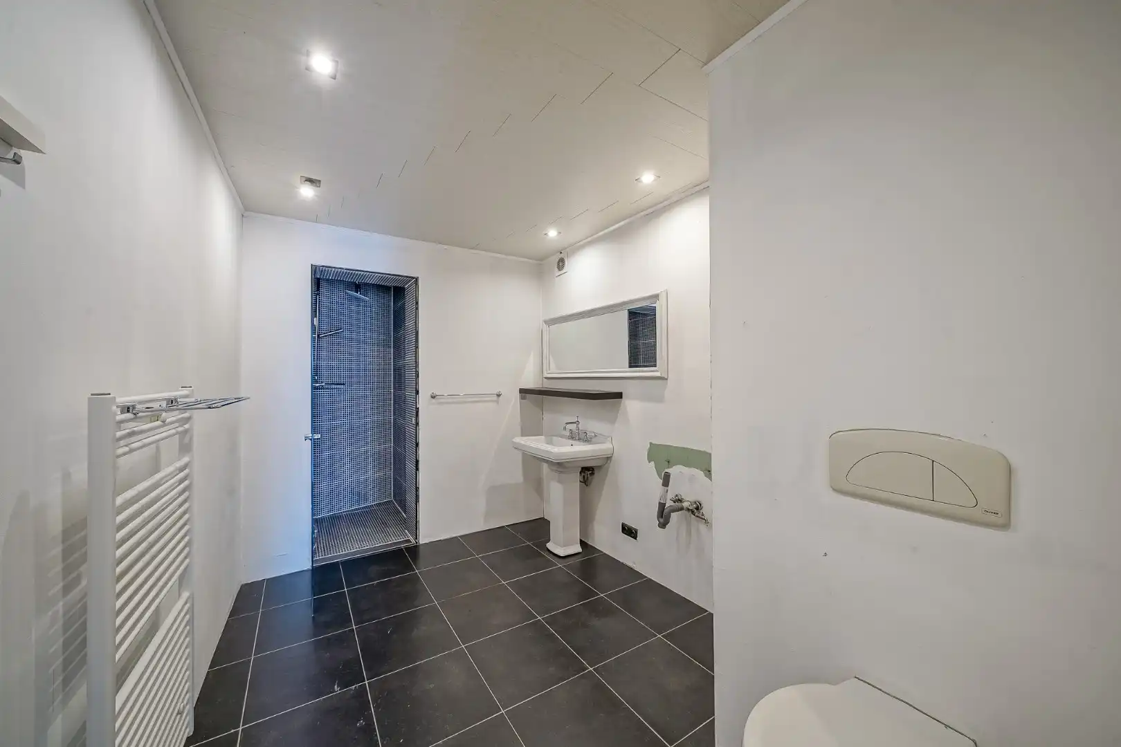 Te renoveren stadswoning met 5 slaapkamers, 3 badkamers en koer in hartje Oostende foto 10