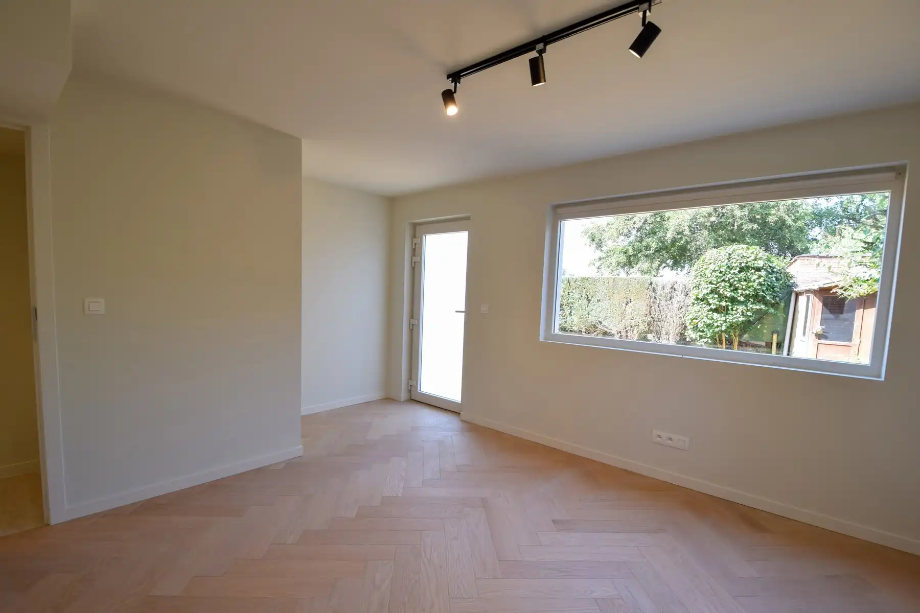 WONING IN DOODLOPENDE STRAAT MET ZICHT OP WEILANDEN foto 14